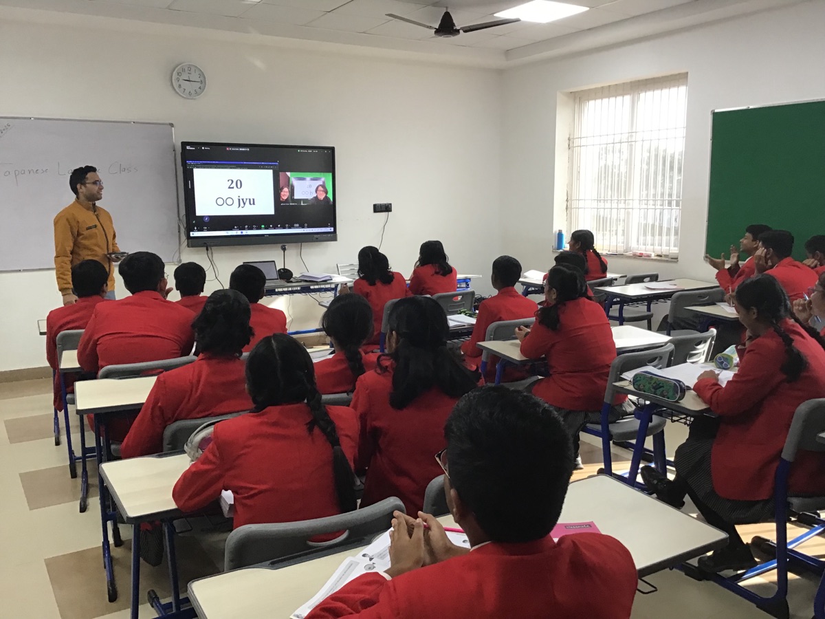 Classroom session with teacher and native Japanese speaker on screen
